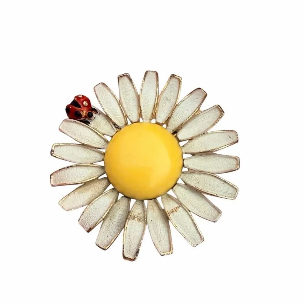Vintage Weiss Daisy Flower Brooch with Ladybug – White Enamel & Yellow Dome